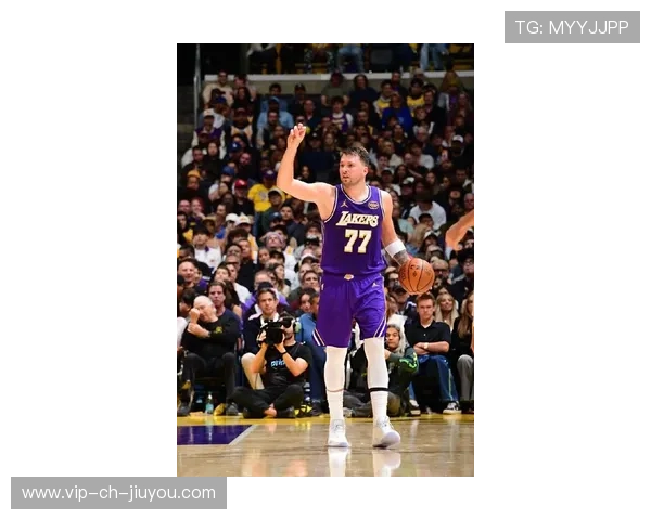 东契奇轻松挑篮得分，独行侠攻势连绵